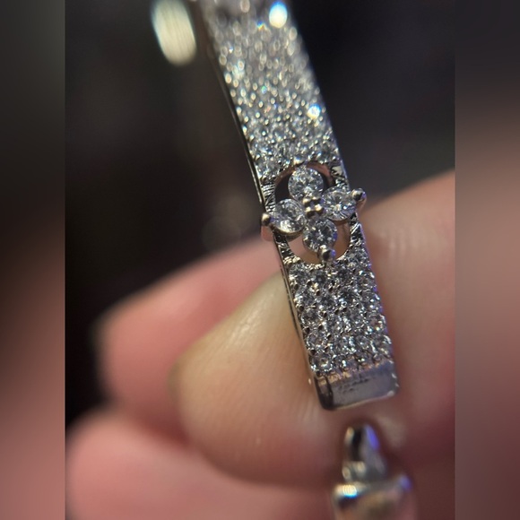 Exquisite 18k White Gold plated Four-Leaf Flower Hinged Rhinestone bangle 16” - Picture 10 of 16